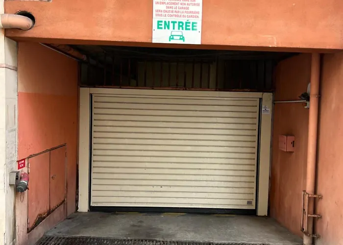 La Terrasse De Palais Des Arts